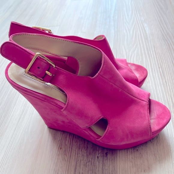 Super cute hot pink suede wedge! Worn once. Size 6.           5"heel 1"platform - Picture 4 of 5